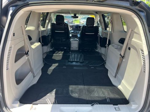 Used 2018 Chrysler Pacifica Touring-L Plus FWD image 21