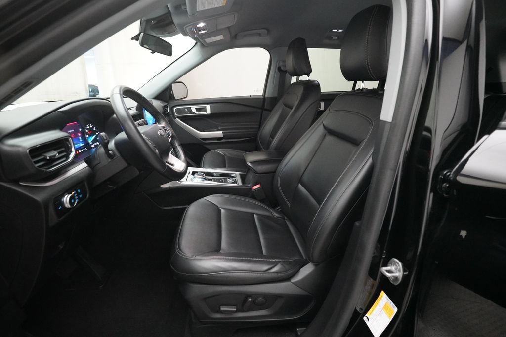 Used 2023 Ford Explorer XLT AWD/4WD image 7
