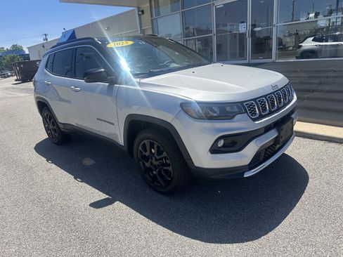 Used 2025 Jeep Compass Limited AWD/4WD image 2
