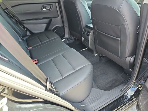 Used 2024 Nissan Rogue SV w/ SV Premium Package FWD image 15