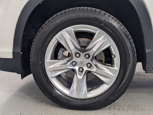 Used 2014 Toyota Highlander Limited w/ Driver Technology Package FWD image 9