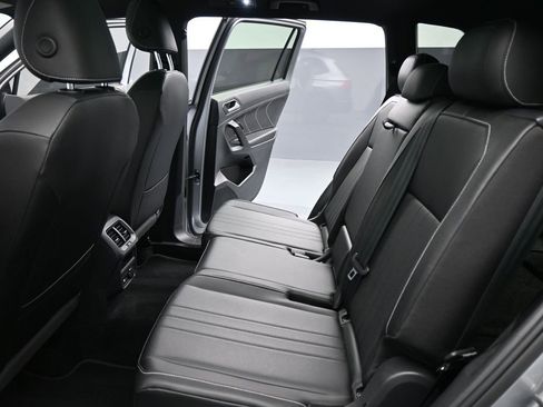 Used 2023 Volkswagen Tiguan SE R-Line image 15