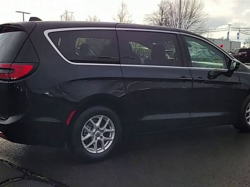 Certified 2024 Chrysler Pacifica Touring-L image 8