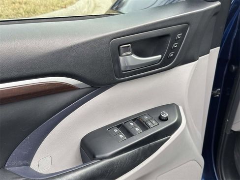 Used 2015 Toyota Highlander Limited image 18