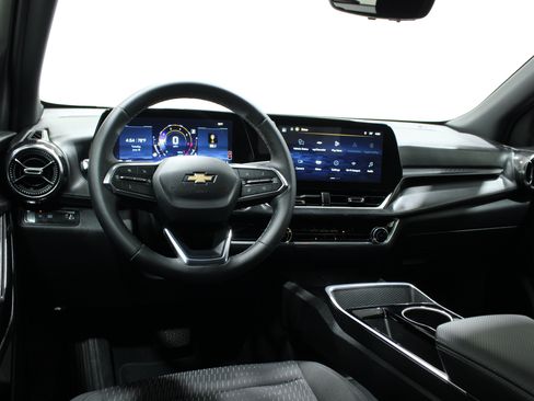 Used 2025 Chevrolet Equinox LT w/ Safety and Technology Package FWD image 2