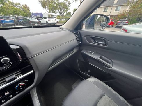 Used 2025 Nissan Pathfinder SV FWD image 38