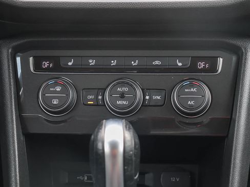 Used 2020 Volkswagen Tiguan SE w/ Panoramic Sunroof Package image 17