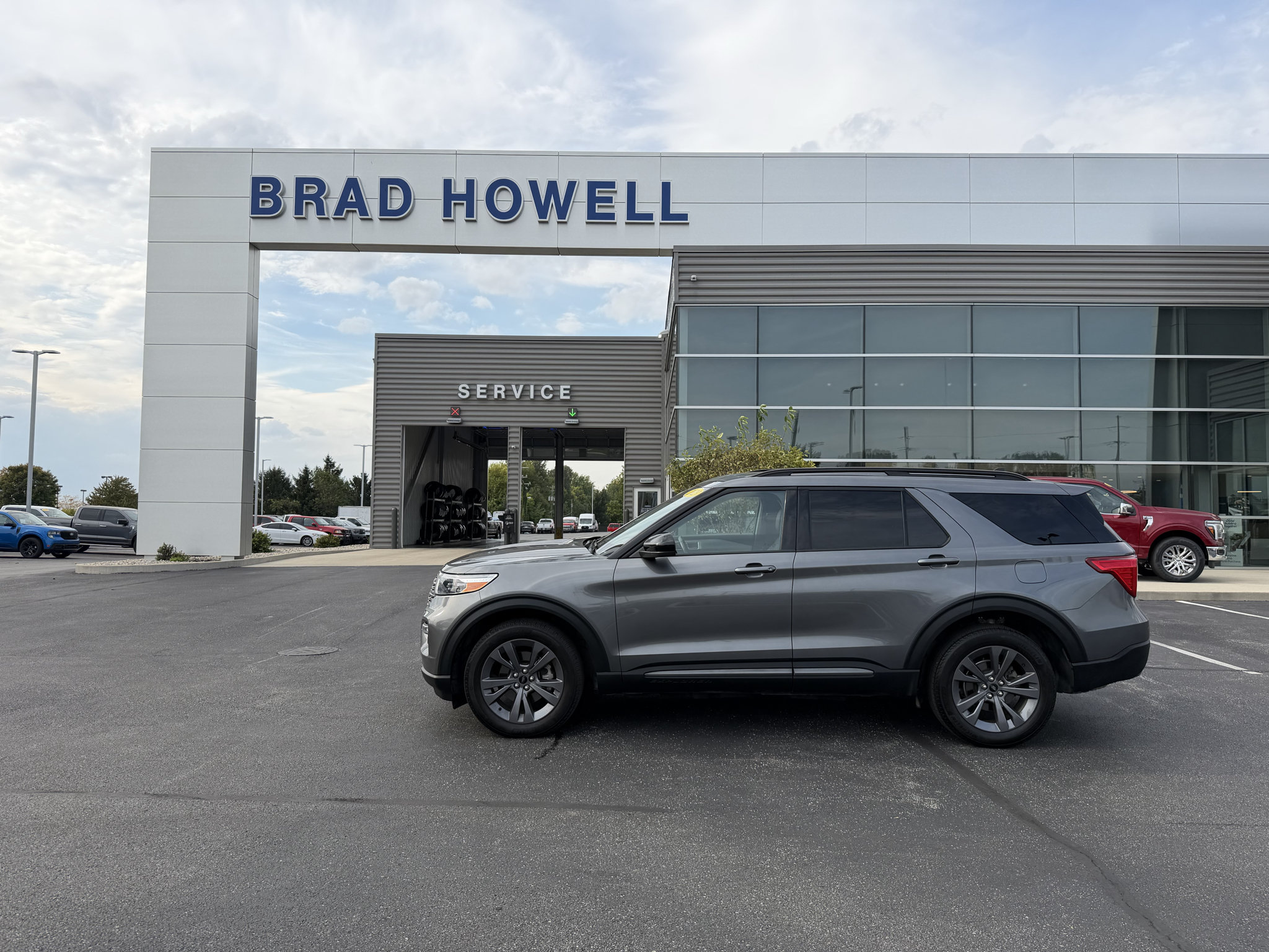 Used 2023 Ford Explorer XLT w/ Equipment Group 202A AWD/4WD image 1