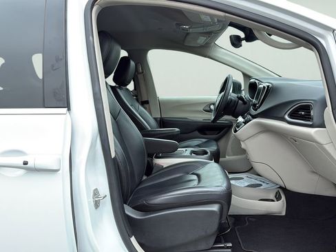 Used 2023 Chrysler Pacifica Touring-L FWD image 11