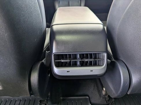 Used 2024 Tesla Model Y Long Range AWD/4WD image 17