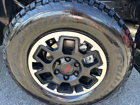Used 2025 Toyota Tacoma TRD Off-Road AWD/4WD image 17