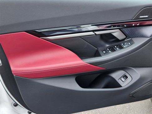 Used 2025 BMW 550e xDrive w/ Premium Package image 8