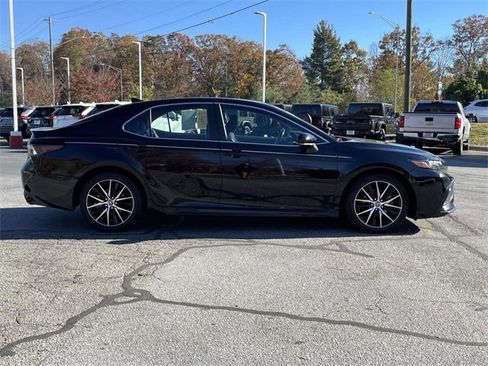Used 2023 Toyota Camry SE image 6