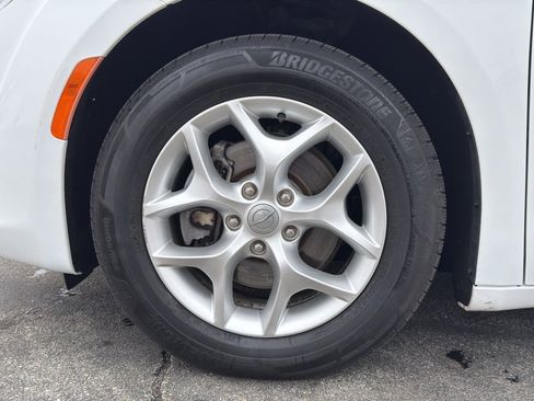 Used 2020 Chrysler Pacifica Limited image 9