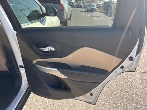 Used 2017 Jeep Cherokee Limited image 6