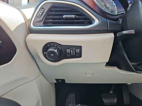 Used 2020 Chrysler Pacifica Limited image 31