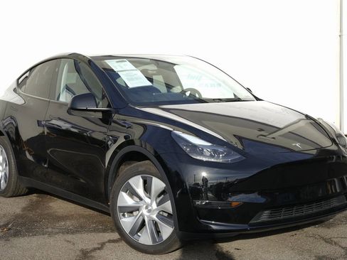 Used 2023 Tesla Model Y Long Range image 1