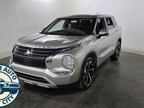 Used 2023 Mitsubishi Outlander SE AWD/4WD image 3