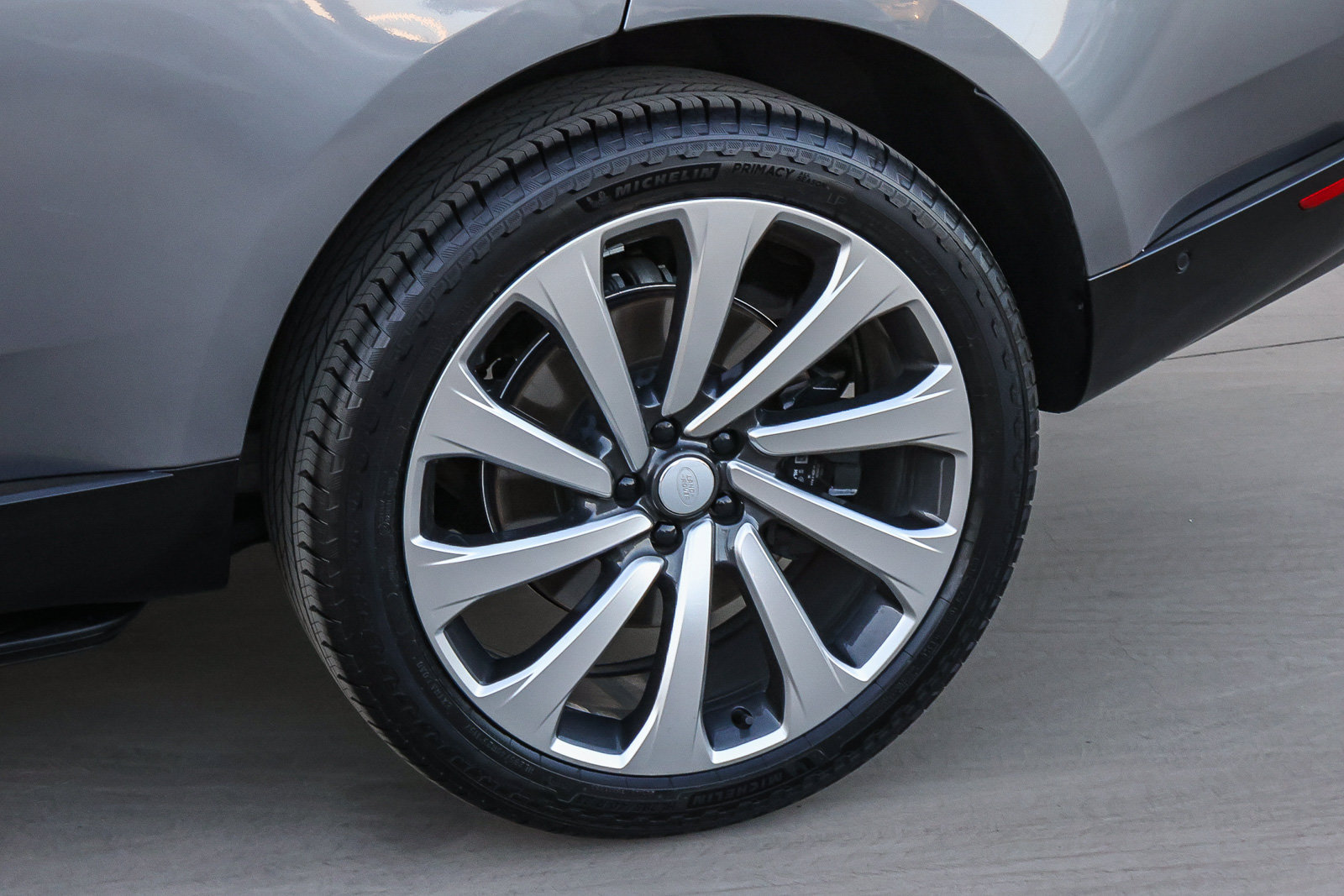Certified 2025 Land Rover Range Rover SE AWD/4WD image 9