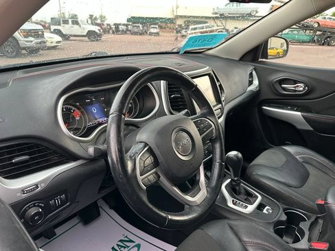 Used 2018 Jeep Cherokee Trailhawk AWD/4WD image 2
