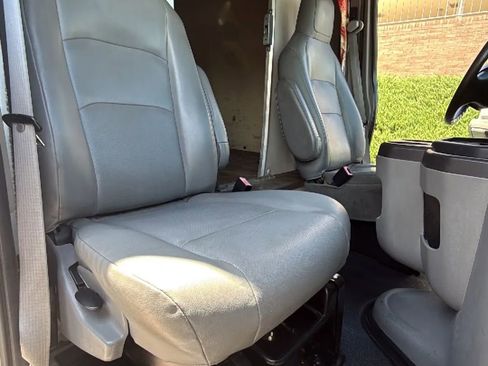 Used 2011 Ford E-450 and Econoline 450 Super Duty RWD image 32