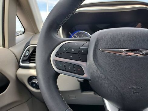 Used 2023 Chrysler Pacifica Touring-L FWD image 13