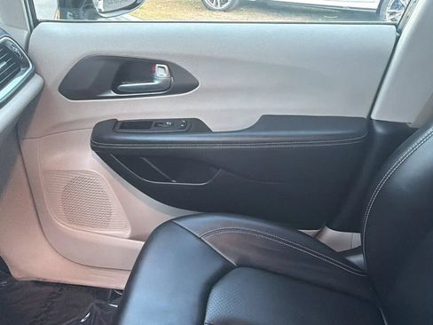 Used 2024 Chrysler Pacifica Touring-L FWD image 27