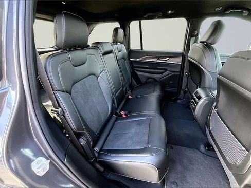New 2026 Jeep Grand Cherokee Altitude image 10
