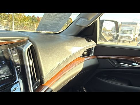 Used 2018 Cadillac Escalade Luxury image 16