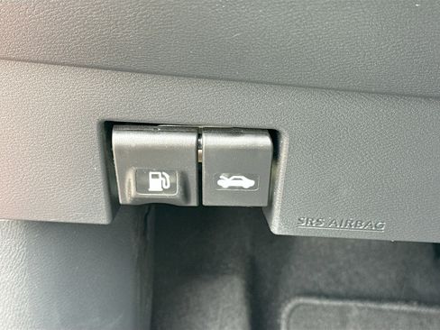 Used 2019 Nissan Kicks SR w/ SR Premium Package image 32