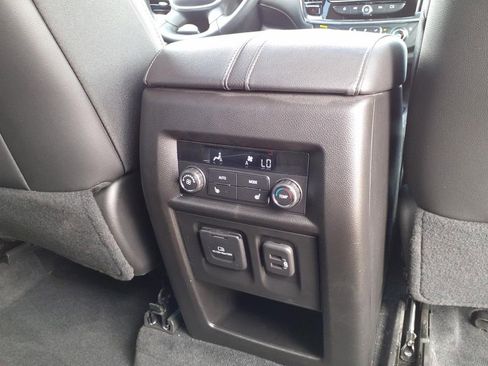 Used 2023 Chevrolet Traverse Premier image 17