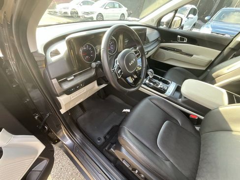 Used 2024 Kia Carnival EX image 7