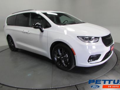 Used 2024 Chrysler Pacifica Limited w/ S Appearance Package