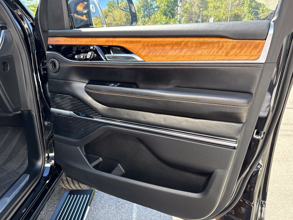 Used 2022 Jeep Grand Wagoneer Series III AWD/4WD image 35