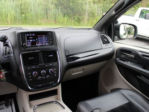 Used 2017 Dodge Grand Caravan SXT FWD image 20