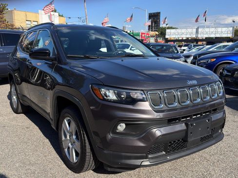 Used 2022 Jeep Compass Latitude image 3