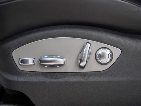 Certified 2025 Porsche Macan AWD/4WD image 24