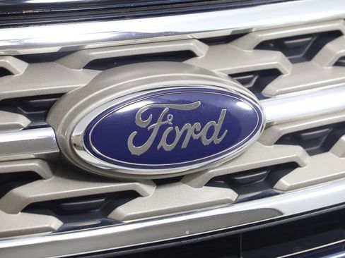 Used 2018 Ford Explorer XLT w/ Equipment Group 202A image 16