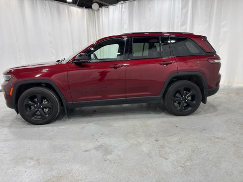 Used 2023 Jeep Grand Cherokee Altitude AWD/4WD image 2
