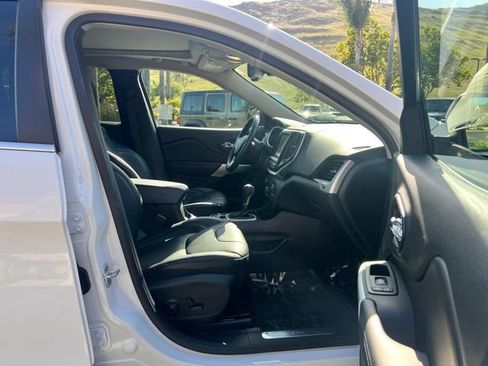 Used 2017 Jeep Cherokee Overland w/ Technology Group FWD image 27