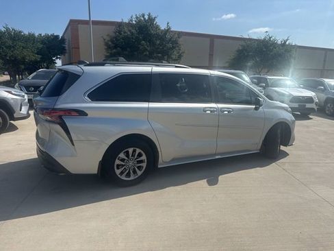 Used 2021 Toyota Sienna XLE FWD image 3