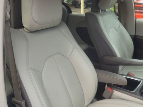 Used 2017 Chrysler Pacifica Touring-L Plus image 25