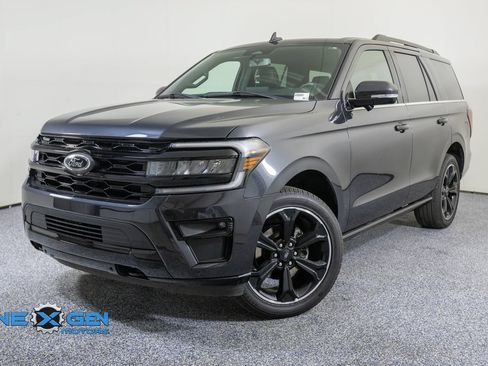 Used 2024 Ford Expedition Limited AWD/4WD image 3