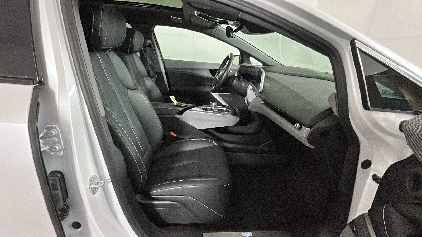 Used 2025 Cadillac Optiq Luxury 2 w/ LPO, Floor Liner Package AWD/4WD image 36