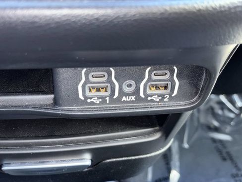 Used 2025 Chrysler Pacifica Select FWD image 8