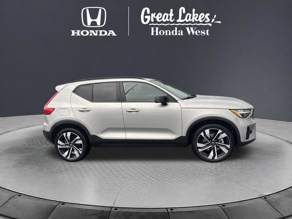 Used 2023 Volvo XC40 B5 Plus w/ Driver Assist Package AWD/4WD image 6