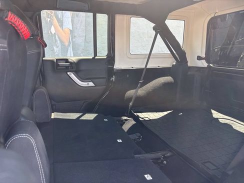 Used 2017 Jeep Wrangler Unlimited Rubicon w/ Cold Weather Group AWD/4WD image 22