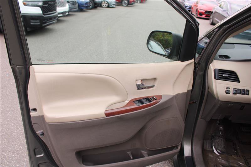 Used 2013 Toyota Sienna XLE FWD image 9