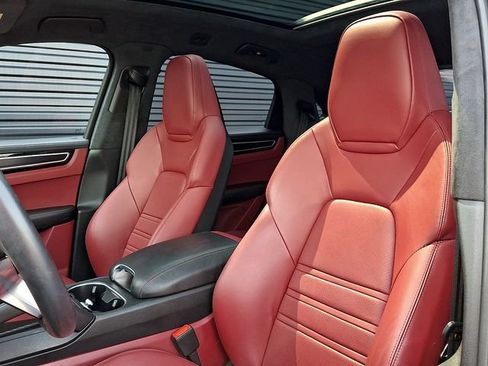 Certified 2022 Porsche Cayenne GTS AWD/4WD image 5