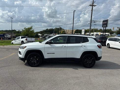 Used 2025 Jeep Compass Latitude w/ Convenience Group AWD/4WD image 4
